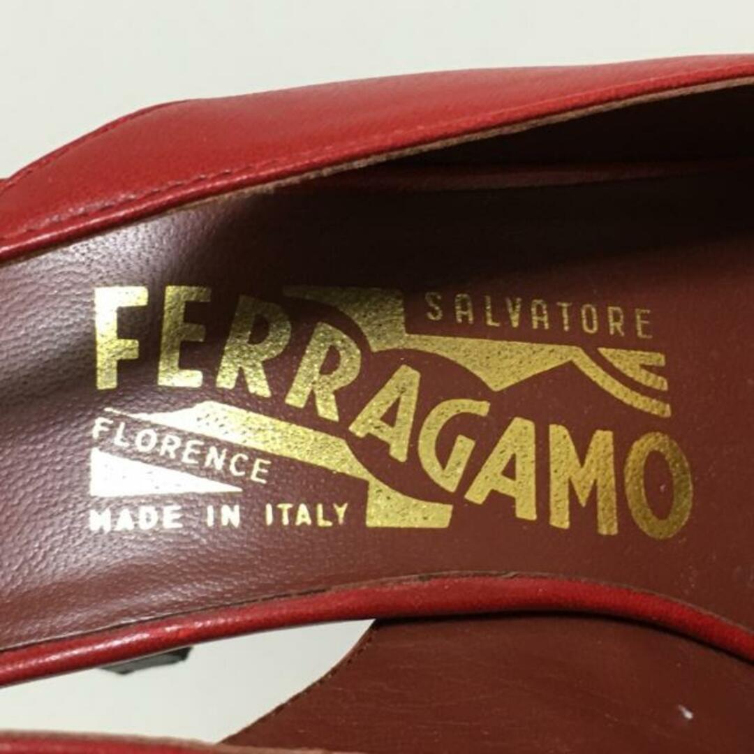 Salvatore Ferragamo(サルヴァトーレフェラガモ)のSalvatoreFerragamo(サルバトーレフェラガモ) サンダル 6 1/2C レディース - レッド レザー レディースの靴/シューズ(サンダル)の商品写真