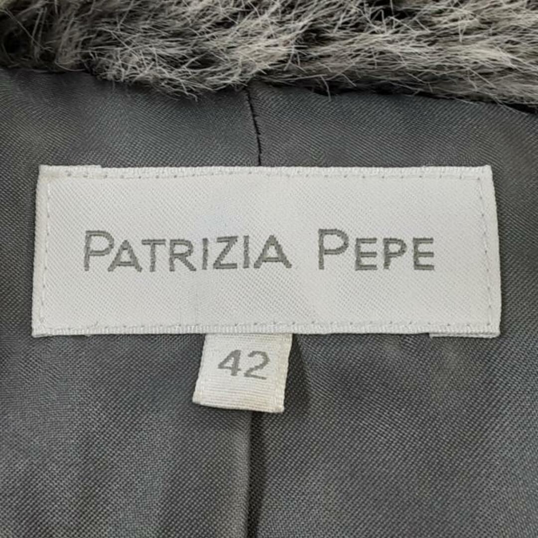 PATRIZIA PEPE(パトリツィアペペ)のPATRIZIA PEPE(パトリツィアペペ) ブルゾン サイズ42 M レディース美品  - ピンクベージュ×ダークグレー 半袖/フェイクファー/冬 レディースのジャケット/アウター(ブルゾン)の商品写真