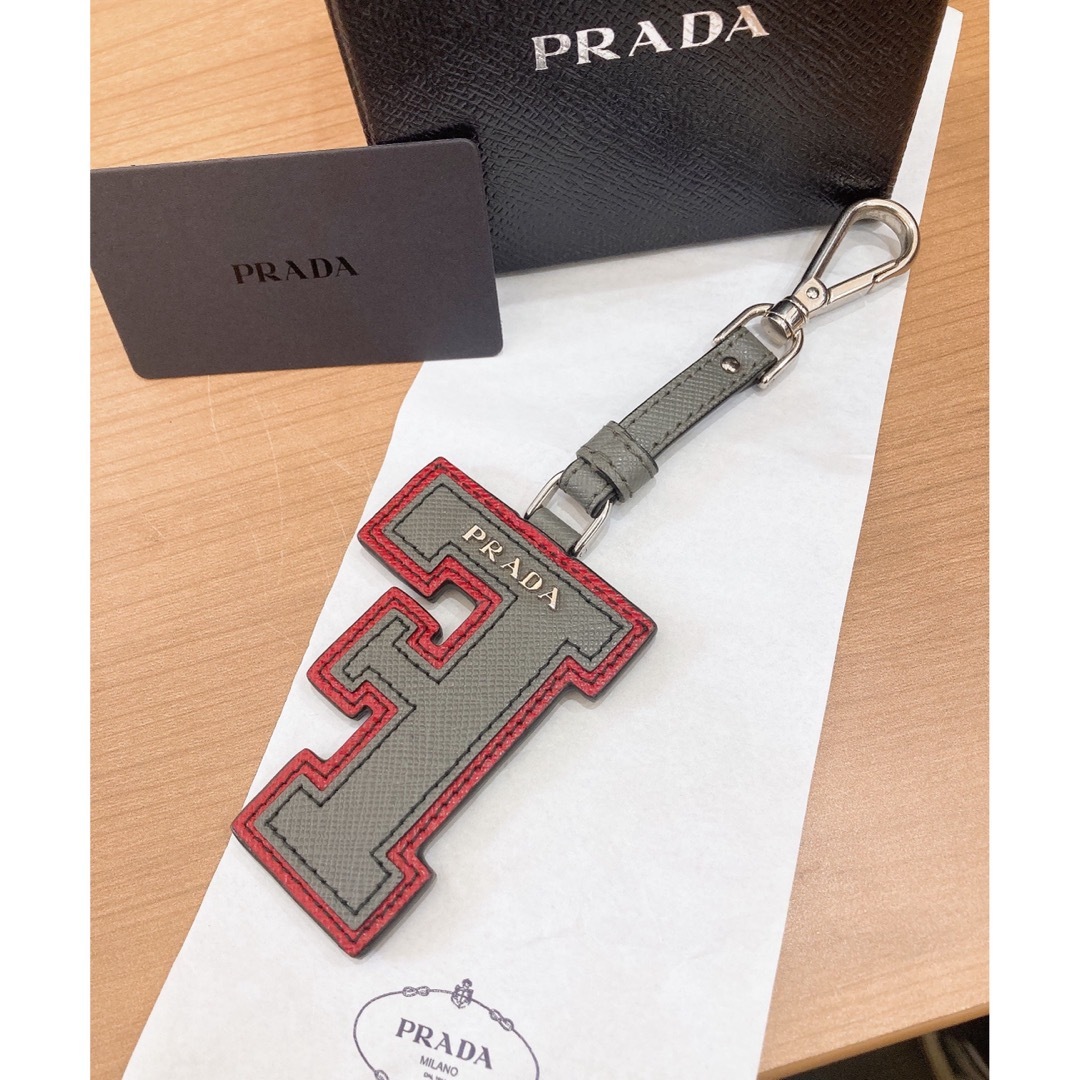 PRADA(プラダ)のプラダ　キーホルダー　イニシャル　チャーム レディースのファッション小物(キーホルダー)の商品写真