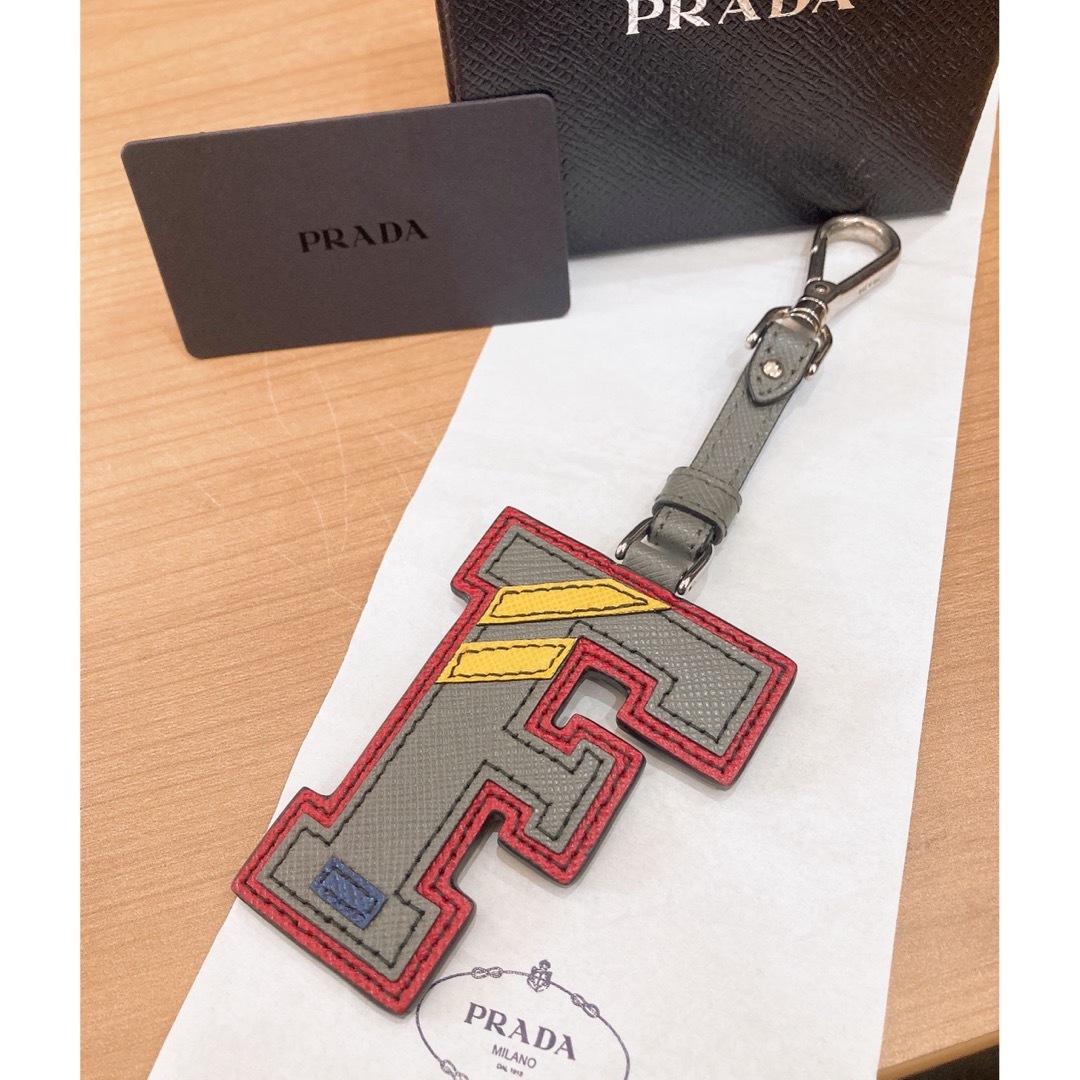 PRADA(プラダ)のプラダ　キーホルダー　イニシャル　チャーム レディースのファッション小物(キーホルダー)の商品写真