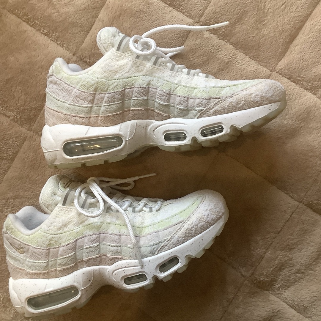 NIKE(ナイキ)の美中古　NIKE W AIR MAX 95 PRM  OVERLACE  レディースの靴/シューズ(スニーカー)の商品写真