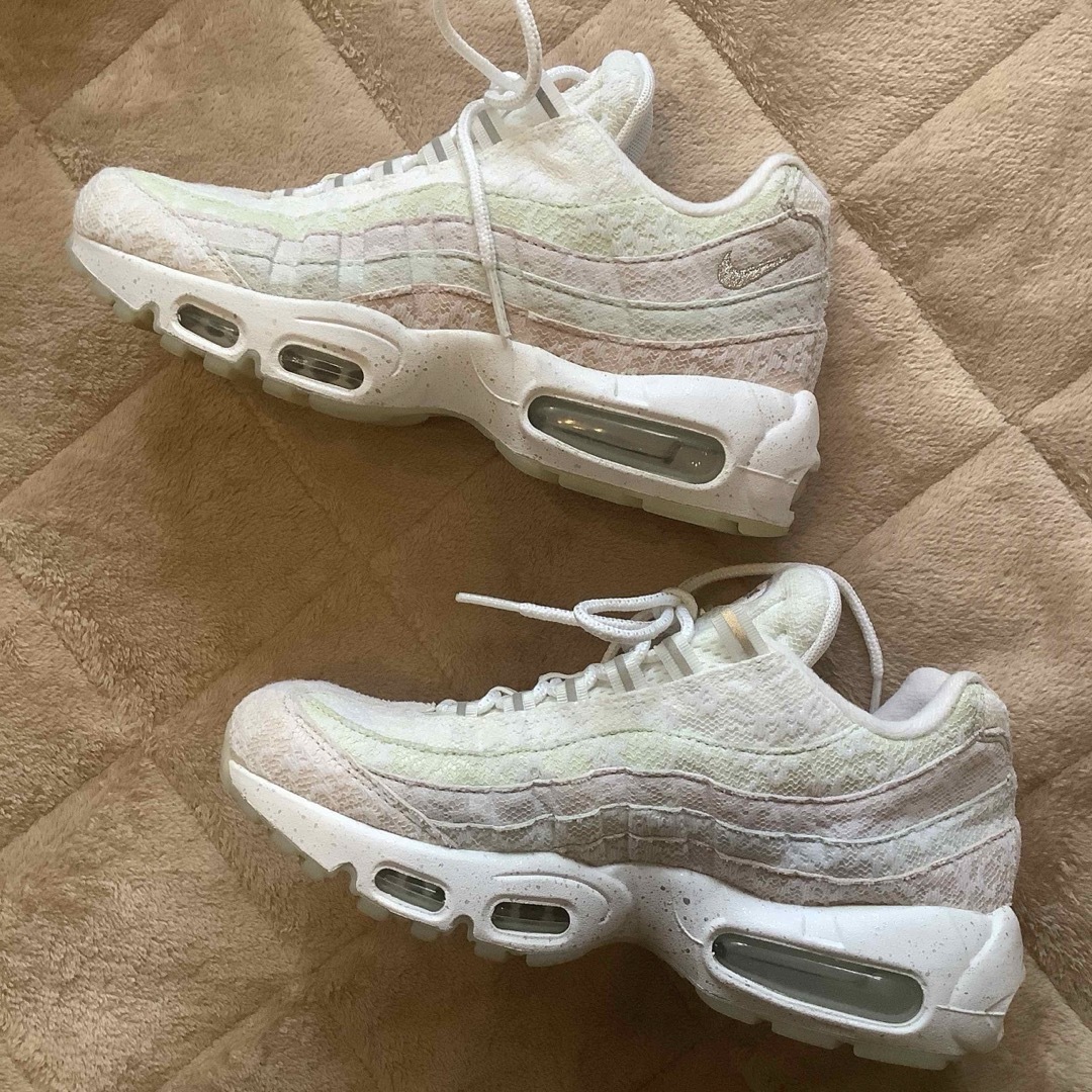 NIKE(ナイキ)の美中古　NIKE W AIR MAX 95 PRM  OVERLACE  レディースの靴/シューズ(スニーカー)の商品写真