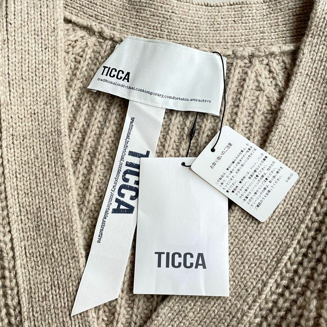TICCA(ティッカ)の♡新品タグ付♡ ティッカ　Vネックカーディガン　フリーサイズ　ベージュ　22AW レディースのトップス(カーディガン)の商品写真
