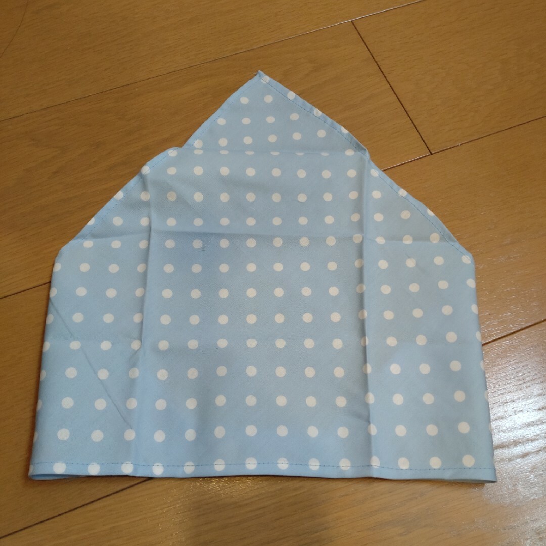 ハンドメイド　大人用三角巾　ドット柄　水色 ハンドメイドの生活雑貨(キッチン小物)の商品写真