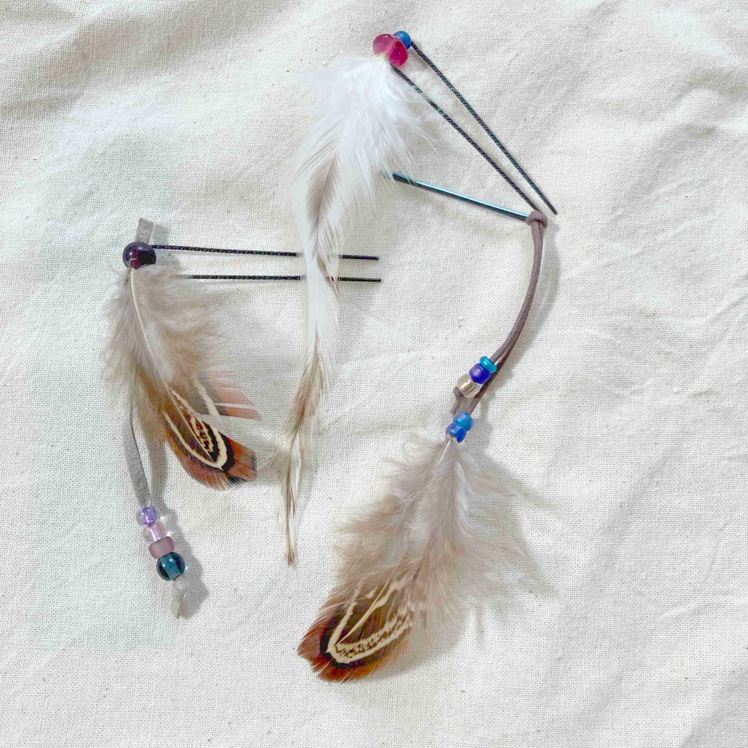 羽根の髪飾り3種セット ハンドメイドのアクセサリー(ヘアアクセサリー)の商品写真