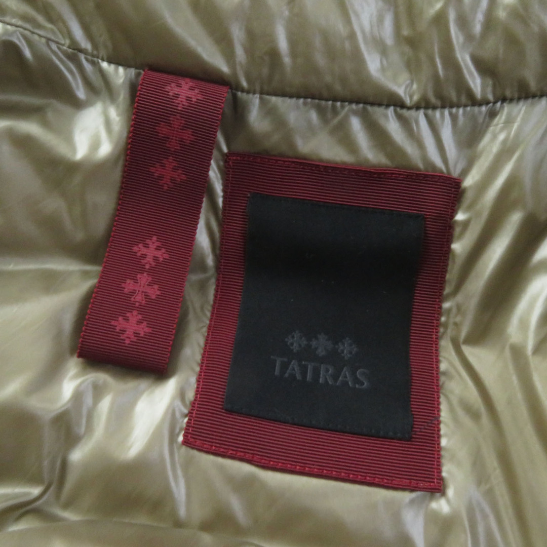 TATRAS(タトラス)の極美品 TATRAS タトラス 2021年製 LTLA21A4223-D ELAN エラン スタンドカラー ロゴパッチ付 ZIP UP ダウンジャケット ベージュ 3 正規品 レディース レディースのジャケット/アウター(ダウンジャケット)の商品写真