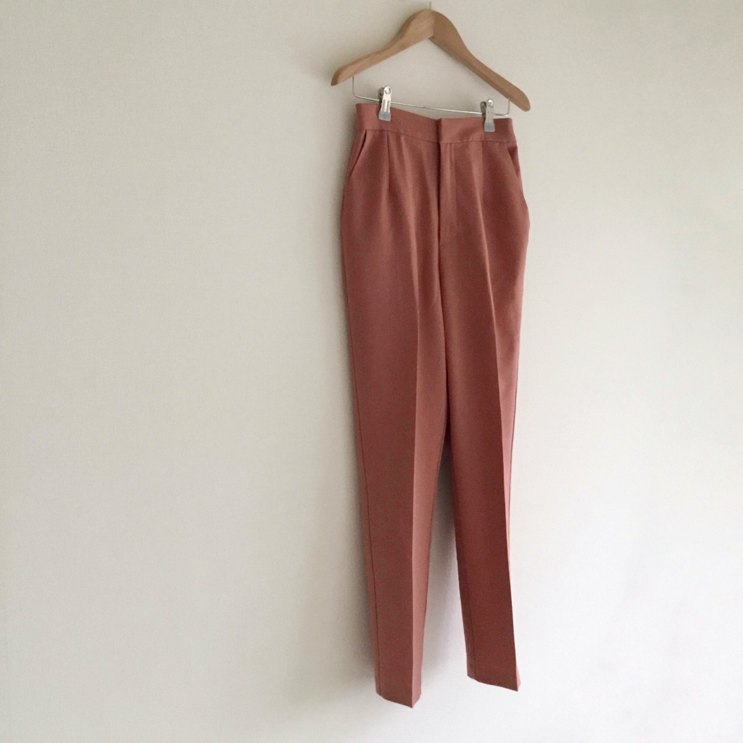 Ameri VINTAGE(アメリヴィンテージ)のAMERI アメリ　CLASSIC TAPERED PANTS ピンク　M レディースのパンツ(カジュアルパンツ)の商品写真