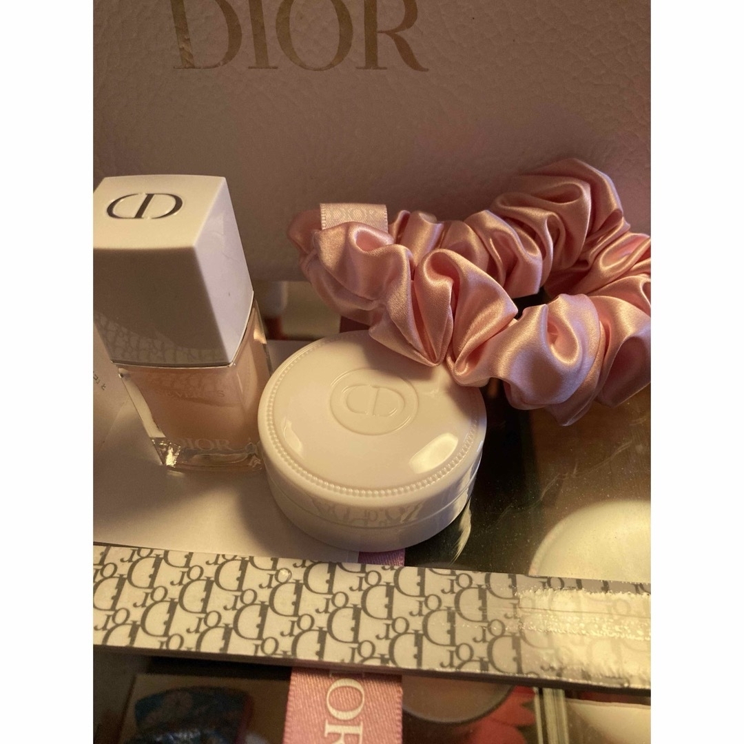 Christian Dior(クリスチャンディオール)のディオールネイルセット3点、母の日限定可愛いショッパー、ピンクシュシュ5点 コスメ/美容のネイル(マニキュア)の商品写真