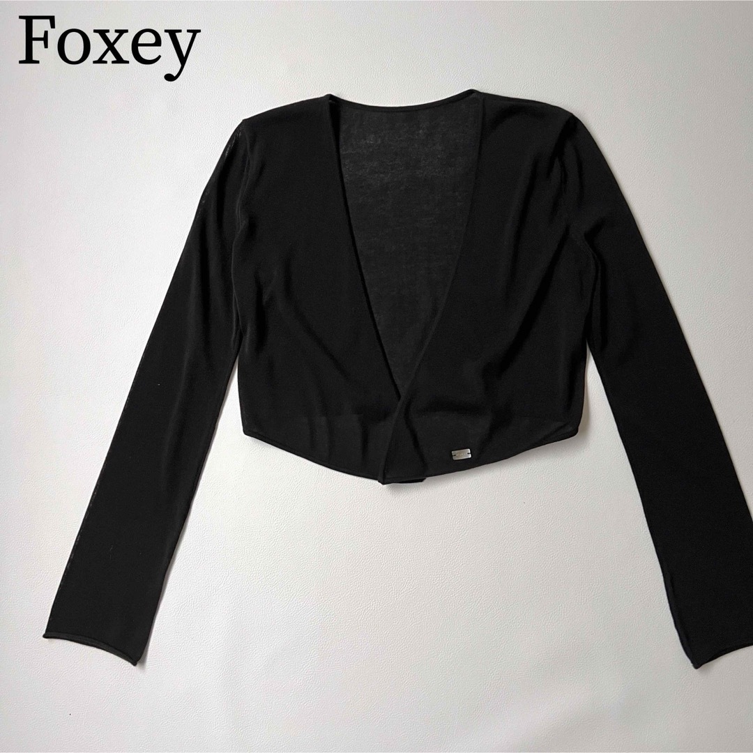 FOXEY(フォクシー)の美品　Foxey フォクシー　ニットカーディガン　ボレロ　ロゴプレート レディースのトップス(カーディガン)の商品写真