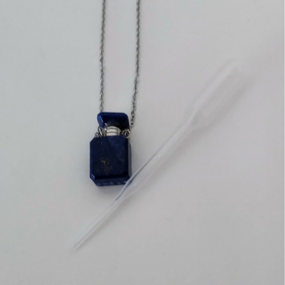 ミニ香水瓶　ネックレス　ラピスラズリ　角型 チェーンシルバー レディースのアクセサリー(ネックレス)の商品写真