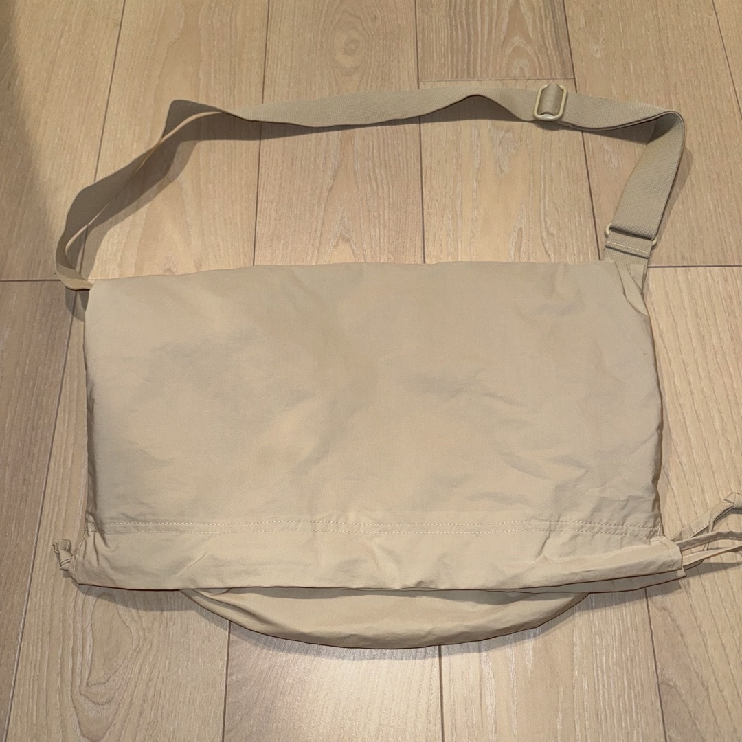 UNIQLO(ユニクロ)のUNIQLO ドローストリングショルダーバッグ メンズのバッグ(ショルダーバッグ)の商品写真