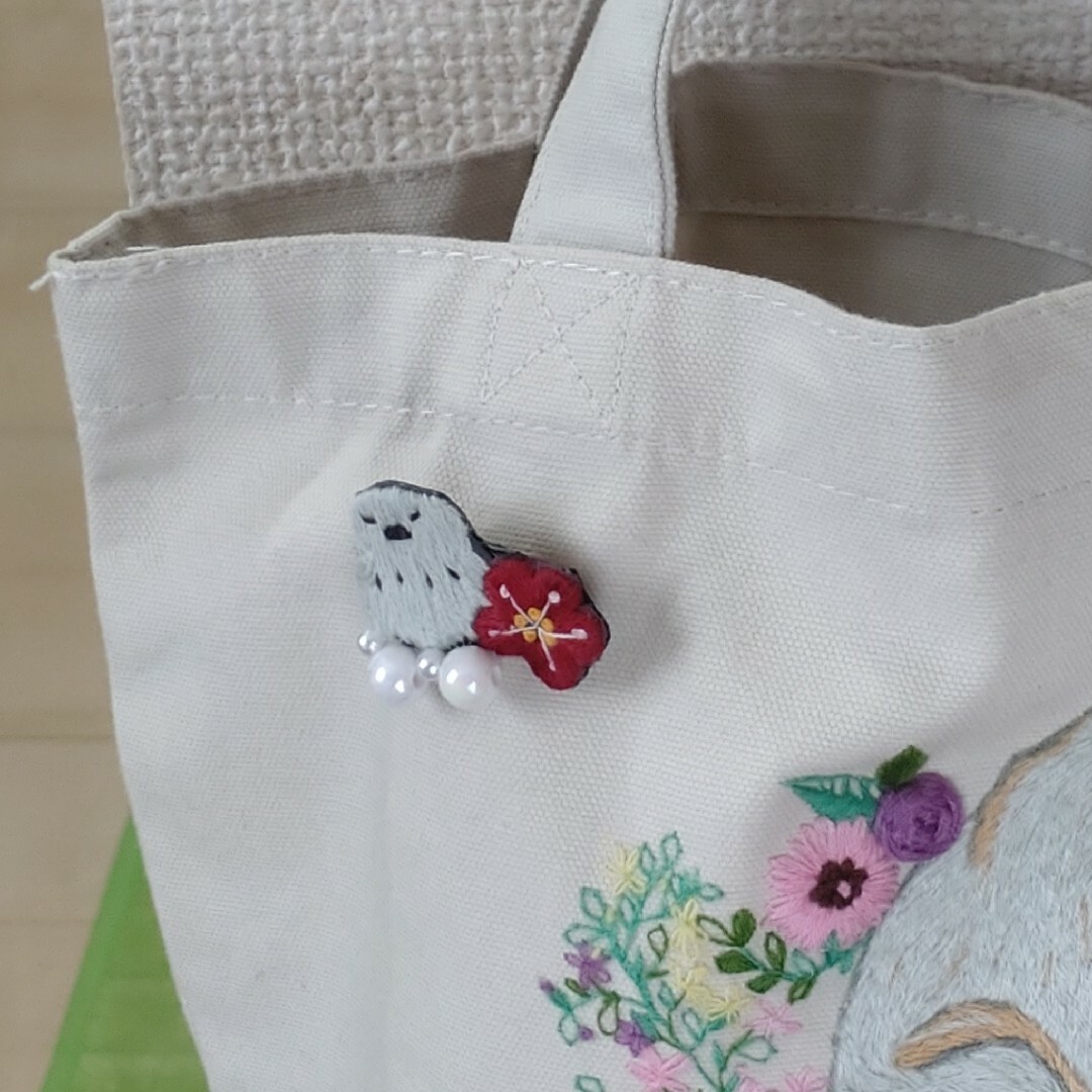 シマエナガと梅の花🐦.* ⚘の刺繍ブローチ ハンドメイドのアクセサリー(コサージュ/ブローチ)の商品写真