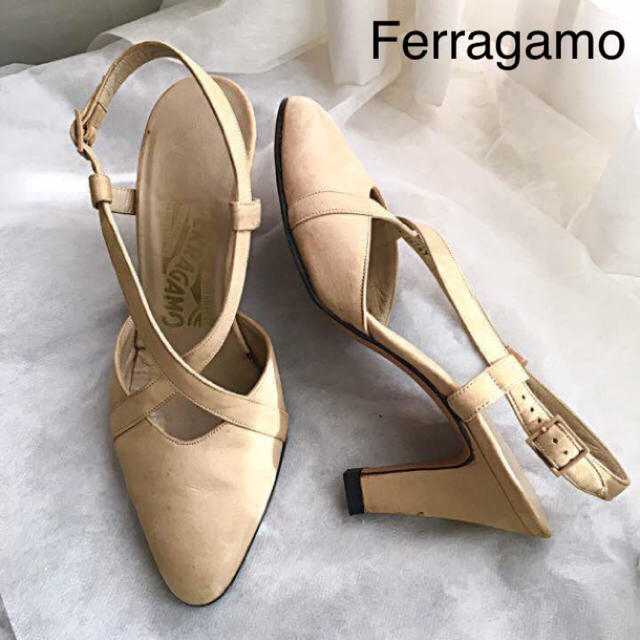 Salvatore Ferragamo(サルヴァトーレフェラガモ)のFerragamoベージュヌバック6.5 レディースの靴/シューズ(サンダル)の商品写真