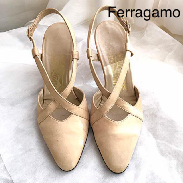Salvatore Ferragamo(サルヴァトーレフェラガモ)のFerragamoベージュヌバック6.5 レディースの靴/シューズ(サンダル)の商品写真