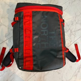 ザノースフェイス(THE NORTH FACE)のノースフェイス　リュック　ジュニア　ブラック✖️レッド　21L(リュックサック)