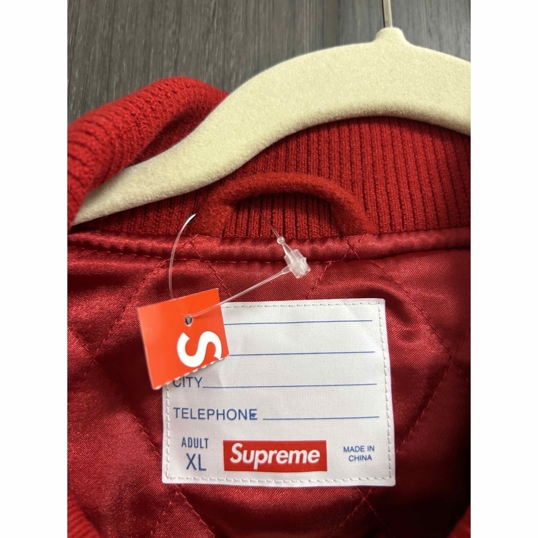 Supreme(シュプリーム)の激レアXL新品！Supreme Chenille Varsity Jacket赤 メンズのジャケット/アウター(スタジャン)の商品写真