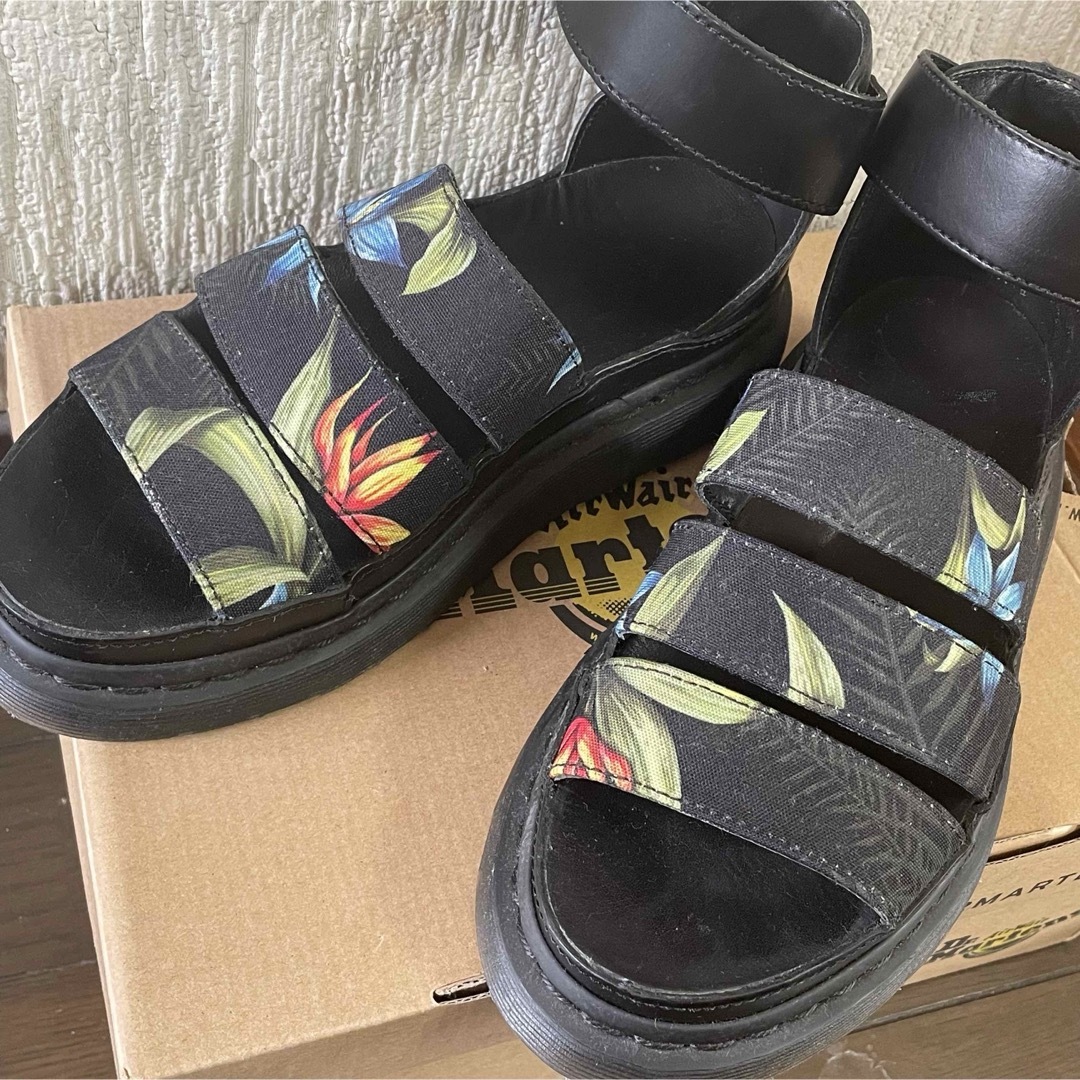 Dr.Martens(ドクターマーチン)のDr.Martens CLARISSA HAWAIIAN FLORAL レディースの靴/シューズ(サンダル)の商品写真