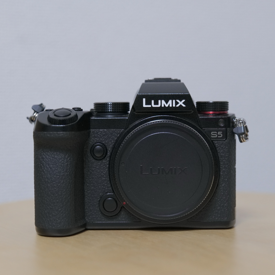 Panasonic(パナソニック)のLUMIX DC-S5 ボディ スマホ/家電/カメラのカメラ(ミラーレス一眼)の商品写真