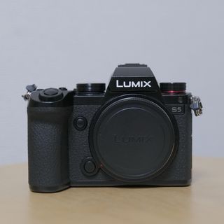 パナソニック(Panasonic)のLUMIX DC-S5 ボディ(ミラーレス一眼)