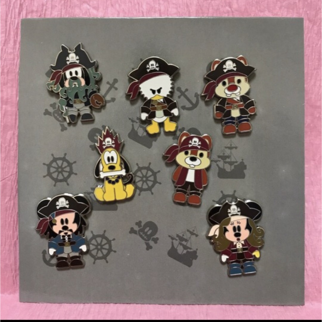 Disney(ディズニー)のディズニー　カリビアン　海賊　パイレーツ　ピン　ミッキー　チップ　デール　セット エンタメ/ホビーのアニメグッズ(バッジ/ピンバッジ)の商品写真