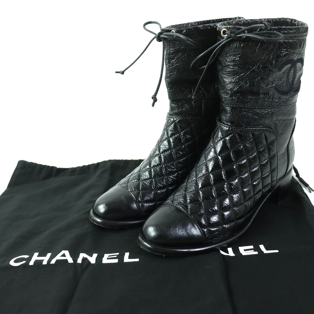 CHANEL(シャネル)の美品 CHANEL シャネル G34096 レザー ココマーク刺繍 マトラッセ ショートブーツ ブラック 36 保存袋付き イタリア製 レディース レディースの靴/シューズ(ブーツ)の商品写真