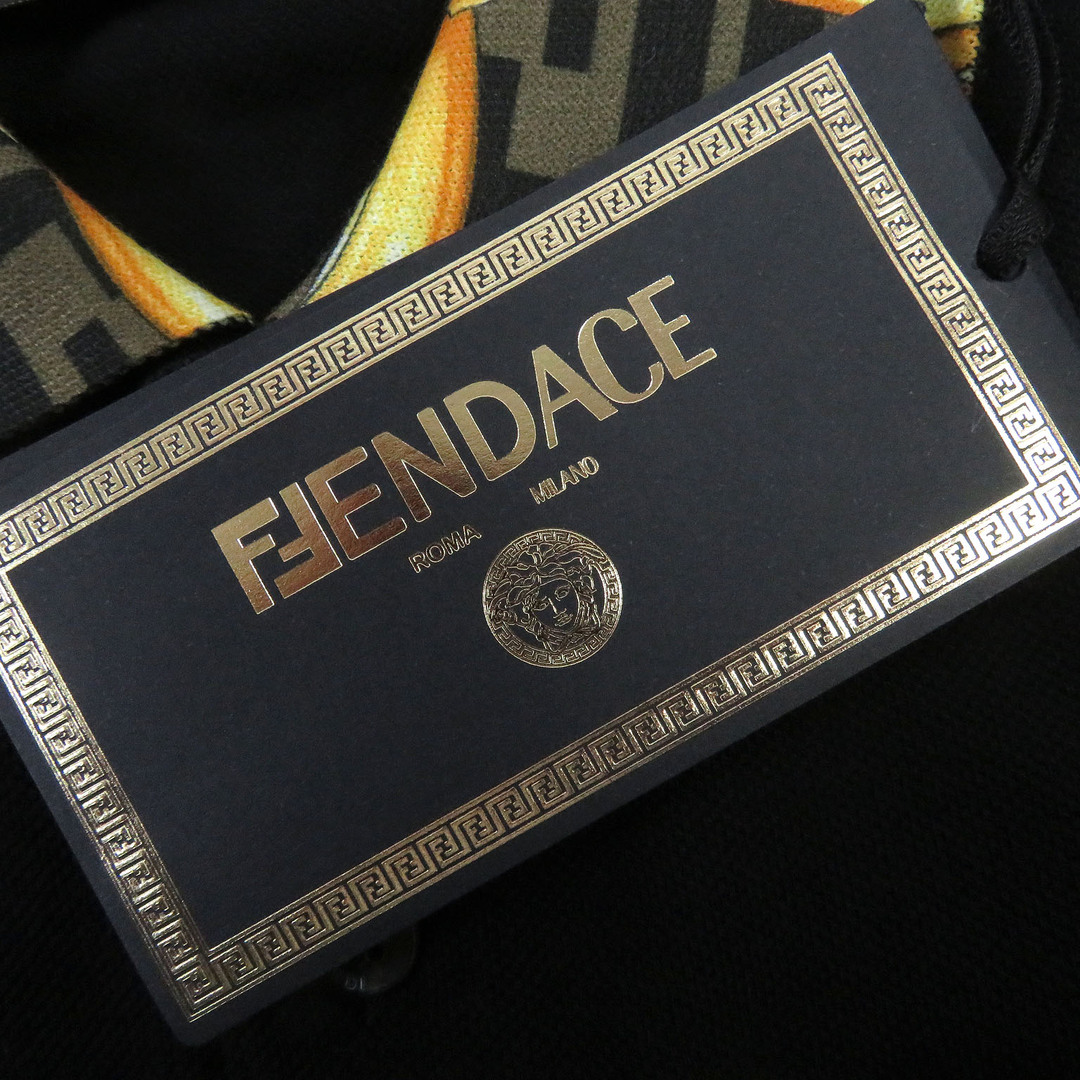 FENDI(フェンディ)の未使用品 FENDI フェンディ VERSACE 22SS FAF650 コットン100％ FENDACE 襟元ズッカ FFロゴ バロック 半袖ポロシャツ ブラック S イタリア製 正規品 メンズ メンズのトップス(ポロシャツ)の商品写真