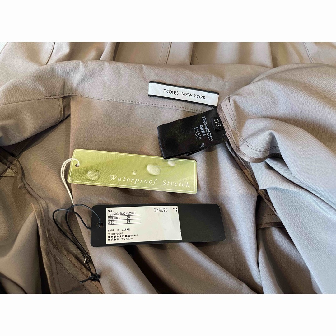 FOXEY NEW YORK(フォクシーニューヨーク)の⭐︎美品⭐︎FOXEYウォータープルーフコート38(カーキ)タグ付き レディースのジャケット/アウター(スプリングコート)の商品写真