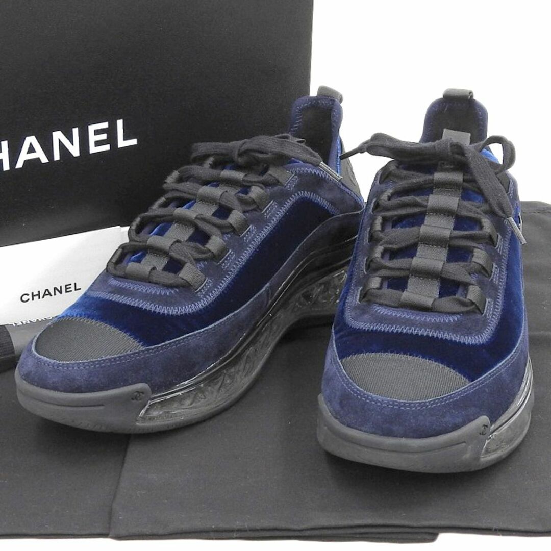 CHANEL(シャネル)の【本物保証】 箱・布袋付 超美品 シャネル CHANEL ココマーク ロゴ ローカットスニーカー 靴 ベロア 紺 黒 41 メンズ G36300 Y54086 レア メンズの靴/シューズ(スニーカー)の商品写真