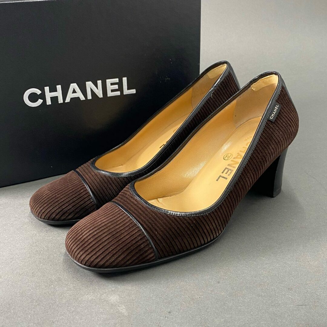 CHANEL(シャネル)の5c8 CHANEL シャネル イタリア製 タンキーヒール パンプス シューズ 37 1/2 ダークブラウン コーデュロイ レディース MADE IN ITALY レディースの靴/シューズ(ハイヒール/パンプス)の商品写真