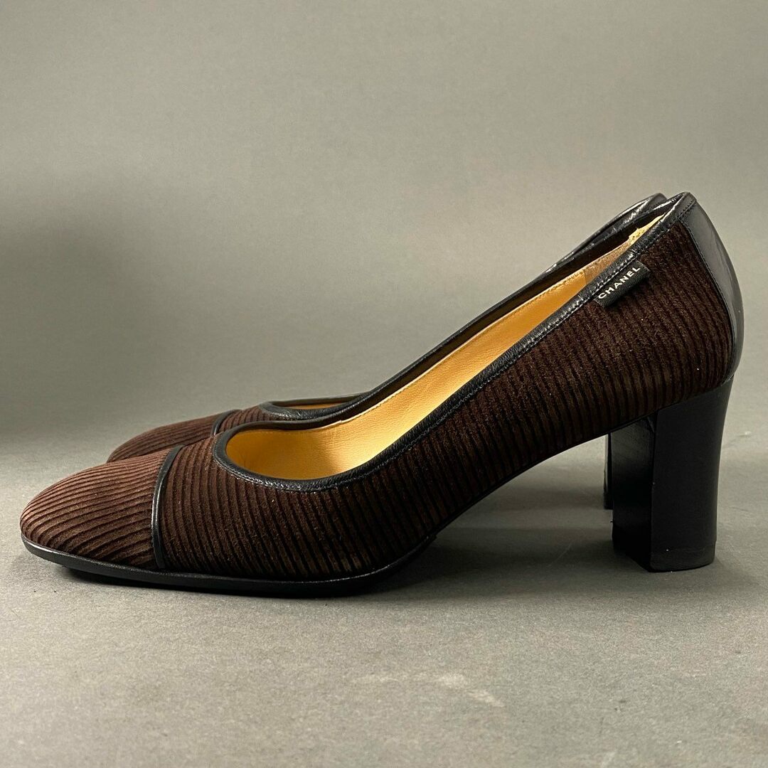 CHANEL(シャネル)の5c8 CHANEL シャネル イタリア製 タンキーヒール パンプス シューズ 37 1/2 ダークブラウン コーデュロイ レディース MADE IN ITALY レディースの靴/シューズ(ハイヒール/パンプス)の商品写真