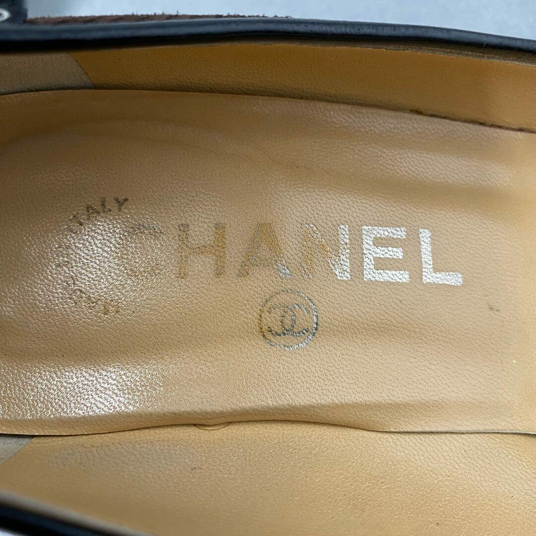 CHANEL(シャネル)の5c8 CHANEL シャネル イタリア製 タンキーヒール パンプス シューズ 37 1/2 ダークブラウン コーデュロイ レディース MADE IN ITALY レディースの靴/シューズ(ハイヒール/パンプス)の商品写真