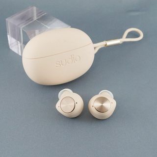 スーディオ(sudio)のSudio T2 完全ワイヤレスイヤホン USED美品 ノイズキャンセリング ANC 外音取込 高音質 マイク スーディオ サンドベージュ 完動品 S V0191(ヘッドフォン/イヤフォン)