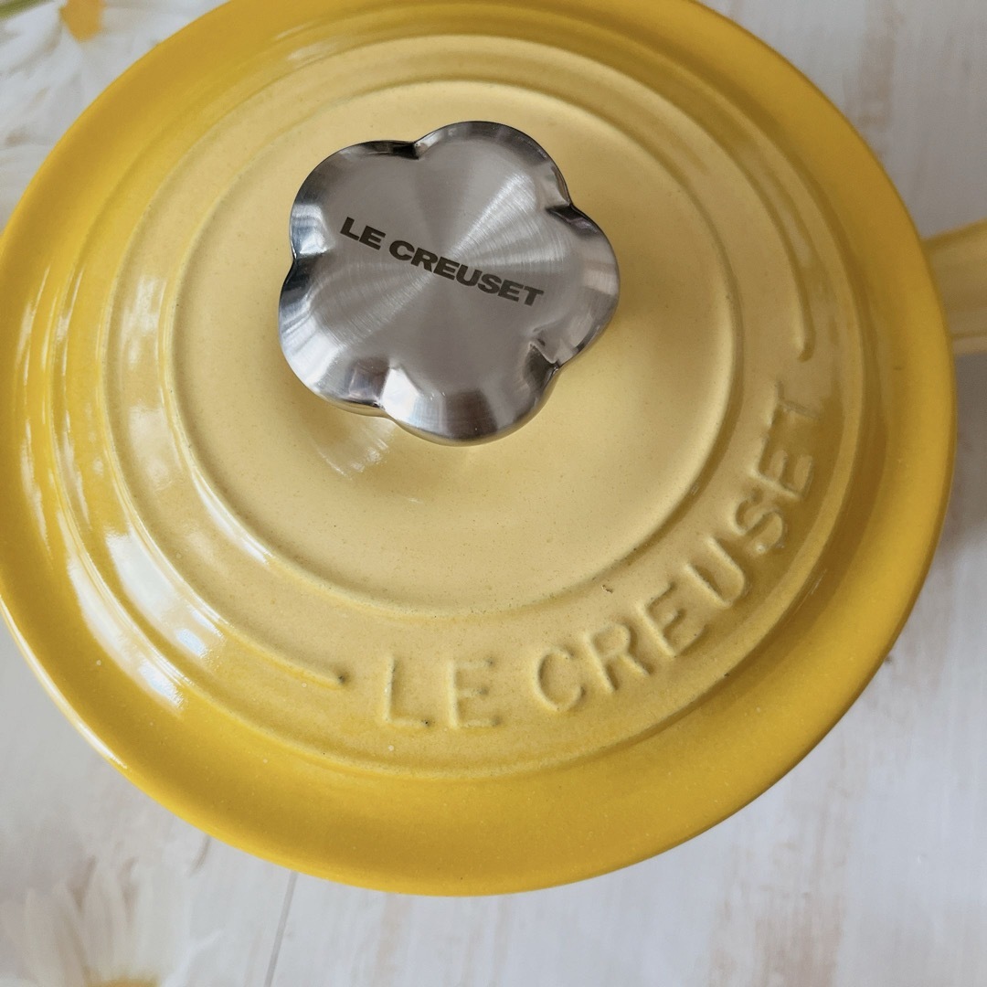 LE CREUSET(ルクルーゼ)の♡ルクルーゼ　ソースパン　フラワーつまみ　ソレイユ　黄色　イエロー　レモン　新品 インテリア/住まい/日用品のキッチン/食器(鍋/フライパン)の商品写真