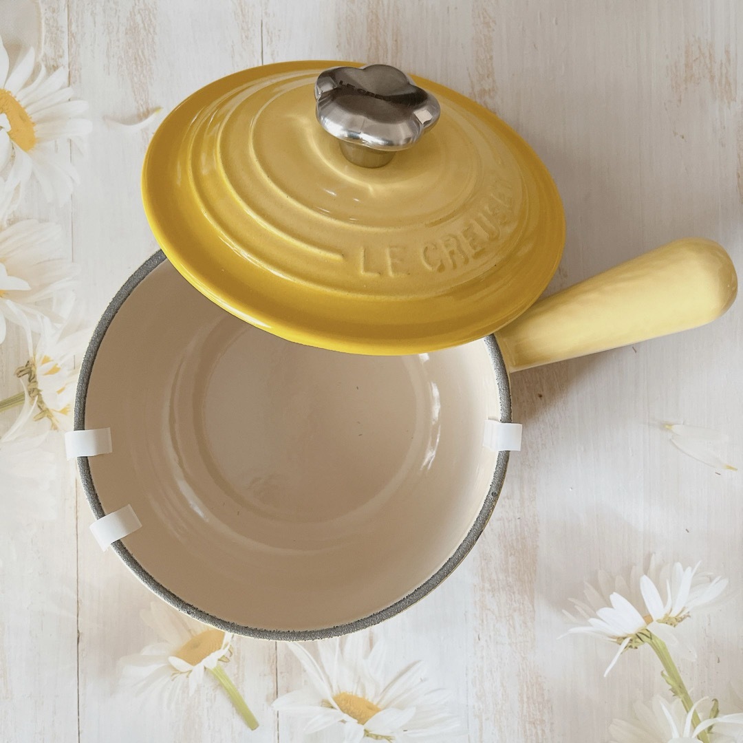 LE CREUSET(ルクルーゼ)の♡ルクルーゼ　ソースパン　フラワーつまみ　ソレイユ　黄色　イエロー　レモン　新品 インテリア/住まい/日用品のキッチン/食器(鍋/フライパン)の商品写真