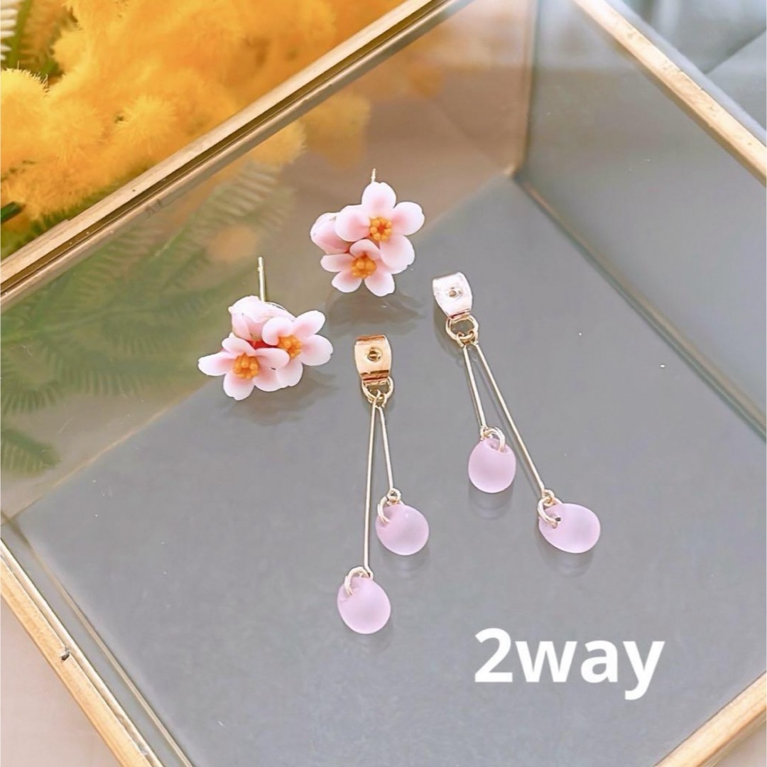 数量限定❣️再販無し❣️ ほんのり桜色 2way ゆらゆら ハンドメイド ピアス レディースのアクセサリー(ピアス)の商品写真