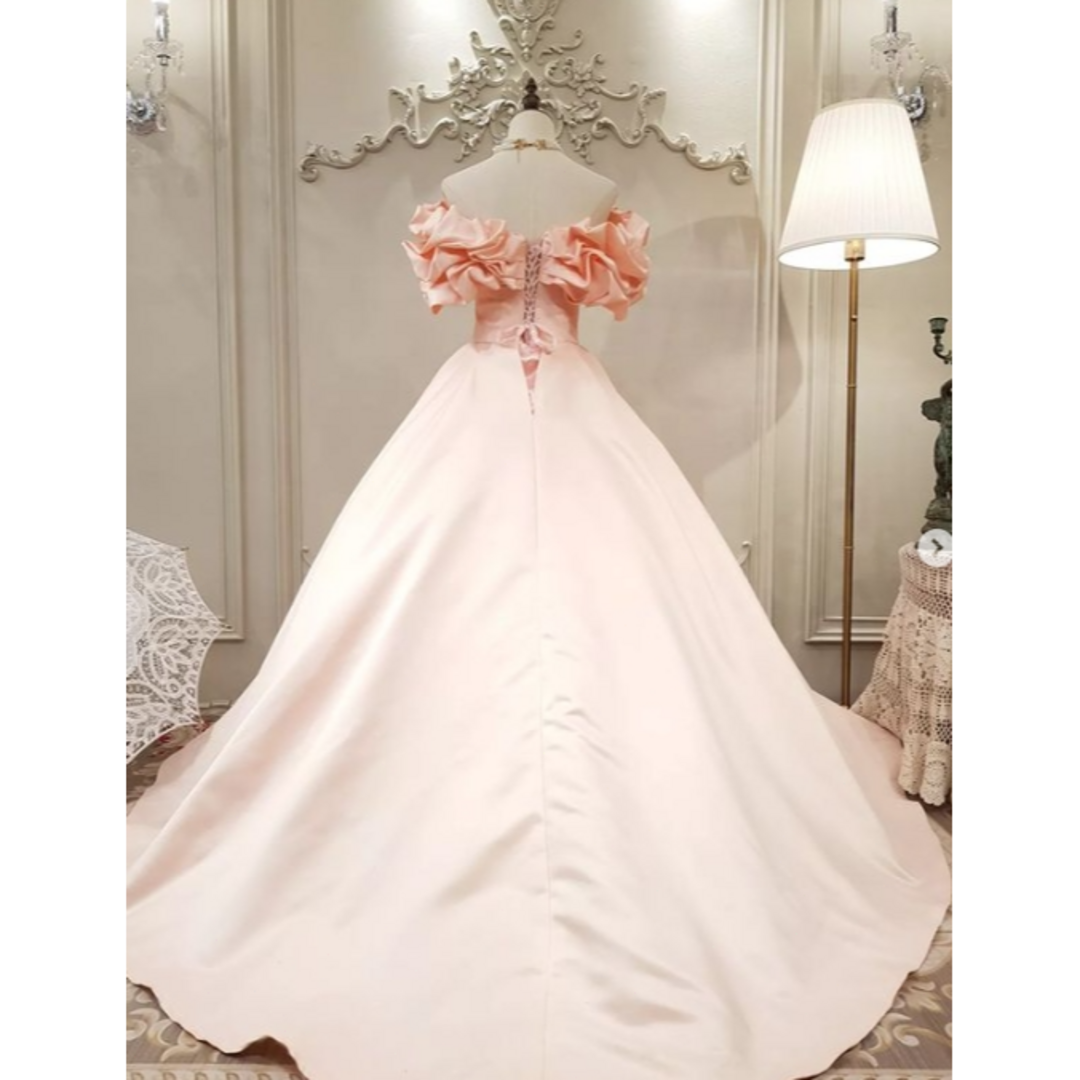 上品！ピンク カラードレス 光沢 オフショルダー プリンセスライン 花嫁 レディースのフォーマル/ドレス(ウェディングドレス)の商品写真
