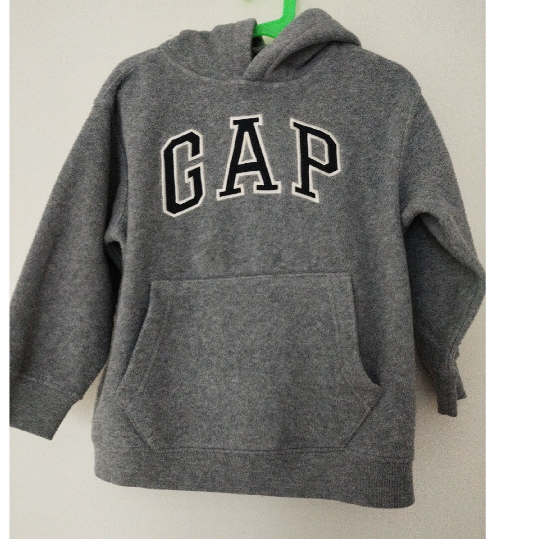 GAP(ギャップ)のGAP　フリースパーカー キッズ/ベビー/マタニティのキッズ服男の子用(90cm~)(Tシャツ/カットソー)の商品写真
