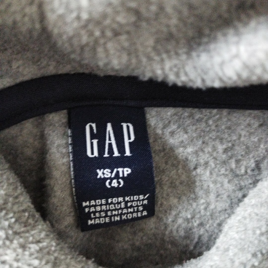 GAP(ギャップ)のGAP　フリースパーカー キッズ/ベビー/マタニティのキッズ服男の子用(90cm~)(Tシャツ/カットソー)の商品写真