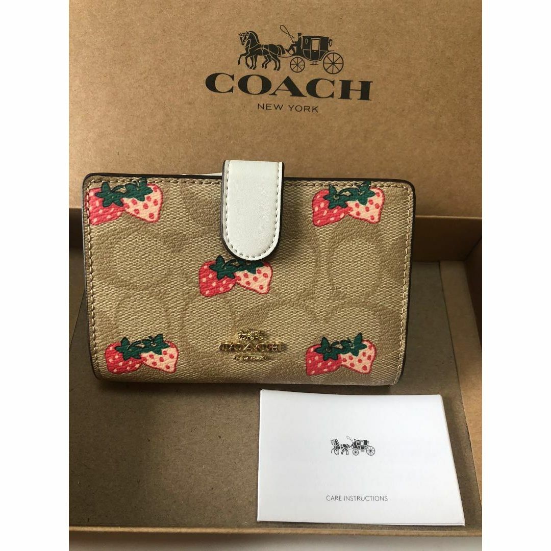 COACH(コーチ)の✨【新品未使用】COACH コーチ 折り財布　いちご柄　ピンク　ストロベリー レディースのファッション小物(財布)の商品写真