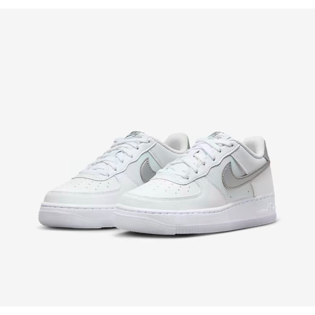 NIKE(ナイキ)の24cm【新品】NIKE GS AIR FORCE1　シルバー　ホワイト レディースの靴/シューズ(スニーカー)の商品写真