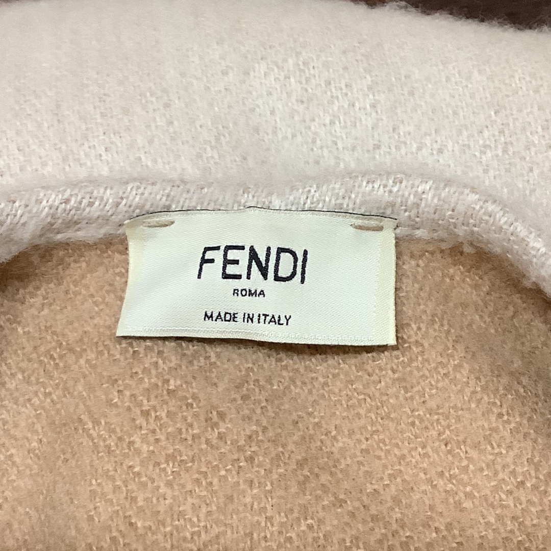 FENDI(フェンディ)の22AW フェンディ FENDI ズッカ柄 ファー カシミヤ ポンチョ ベージュ レディースのジャケット/アウター(ポンチョ)の商品写真