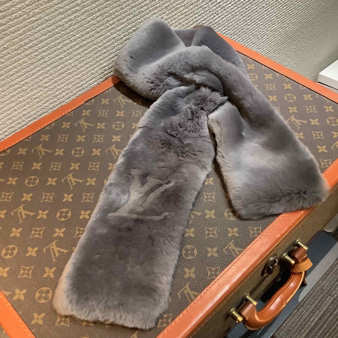 LOUIS VUITTON(ルイヴィトン)のルイヴィトン LOUISVUITTON LVロゴ ラパンファー マフラー  レディースのファッション小物(マフラー/ショール)の商品写真