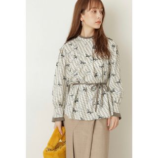 ジルスチュアート(JILLSTUART)のジルスチュアート　フィリーブラウス　カーキ(シャツ/ブラウス(長袖/七分))