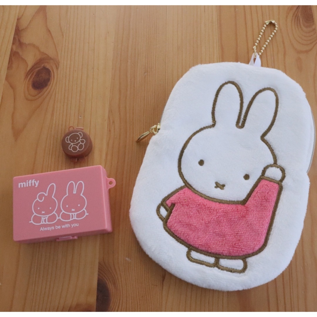 miffy(ミッフィー)のゼクシィ付録⭐︎ふわふわすぎる♪ミッフィー マルチポーチ＆印鑑ケースSET インテリア/住まい/日用品の文房具(印鑑/スタンプ/朱肉)の商品写真