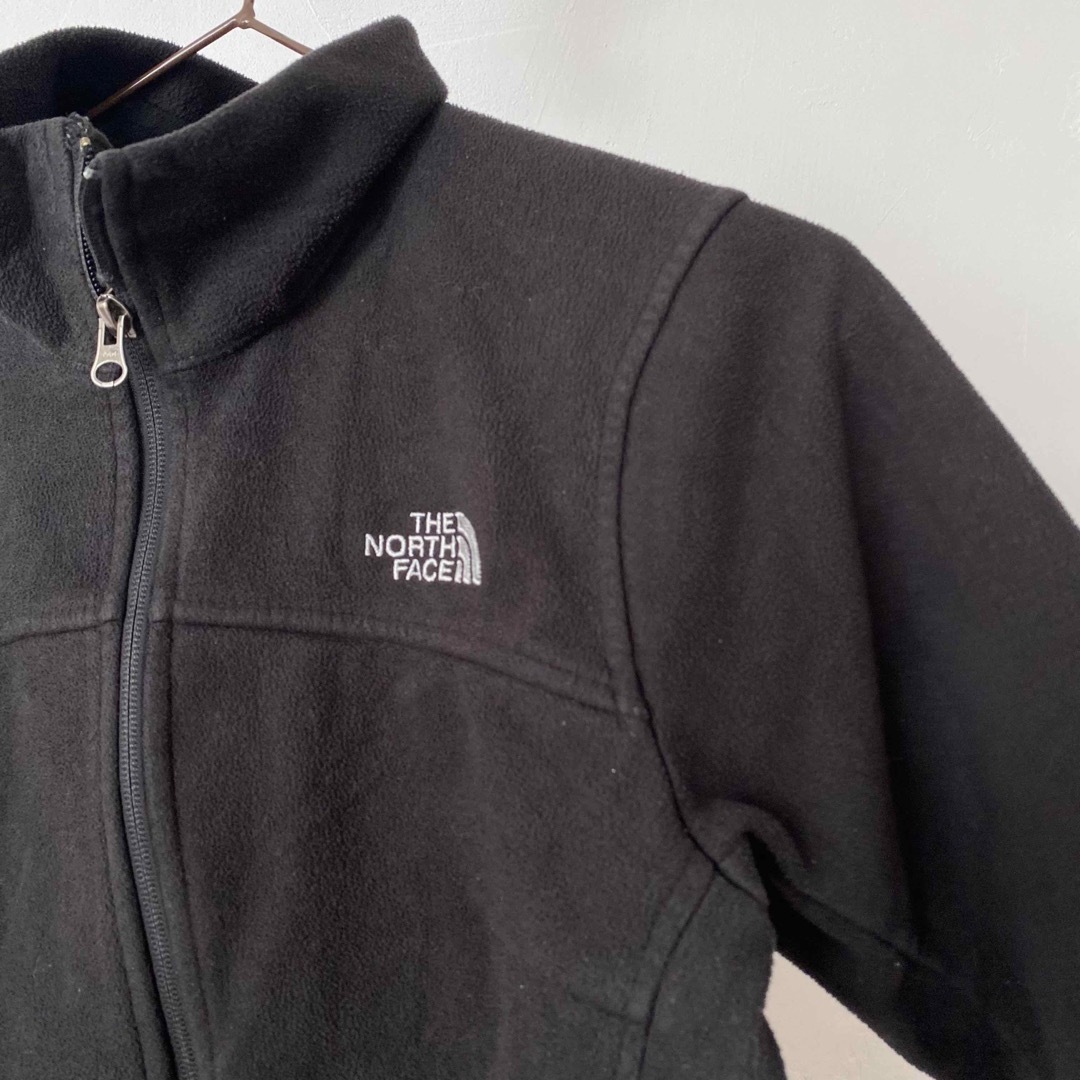 THE NORTH FACE(ザノースフェイス)のザノースフェイス　ブラック　フリース　フルジップ　刺繍ロゴ　アウター レディースのジャケット/アウター(ブルゾン)の商品写真