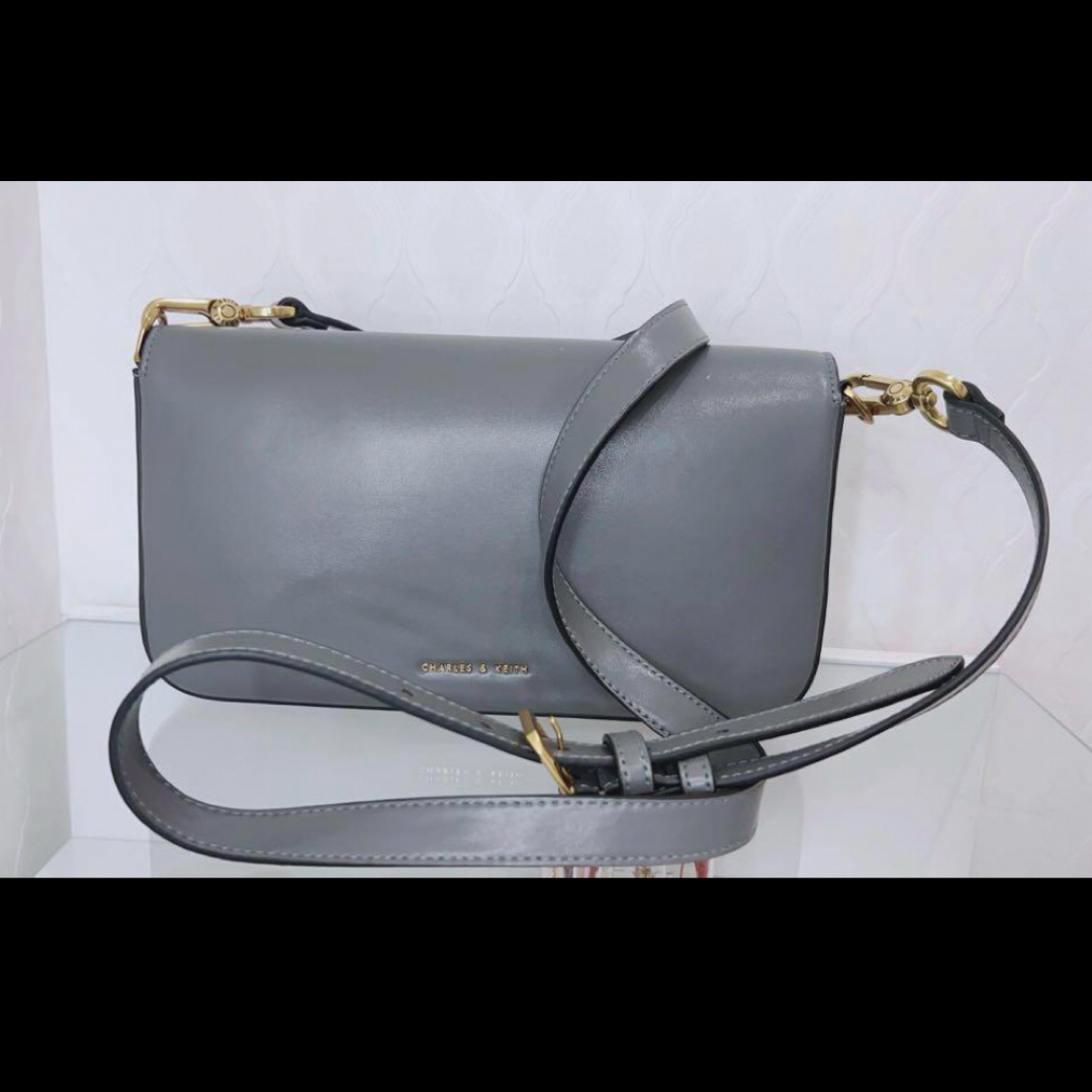 Charles and Keith(チャールズアンドキース)のターンロックショルダーバッグ （Grey） レディースのバッグ(ショルダーバッグ)の商品写真