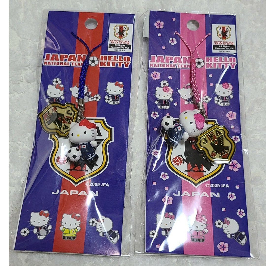 ハローキティ(ハローキティ)のキティ　サッカー日本代表　コラボ　携帯ストラップ エンタメ/ホビーのおもちゃ/ぬいぐるみ(キャラクターグッズ)の商品写真