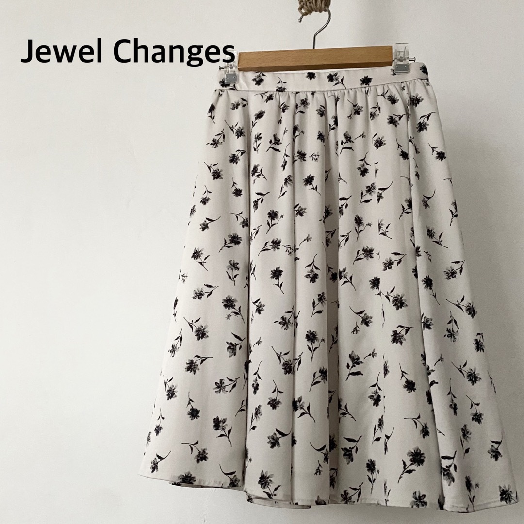 Jewel Changes(ジュエルチェンジズ)のJewel Changes ジュエルチェンジズ　花柄　スカート レディースのスカート(ひざ丈スカート)の商品写真