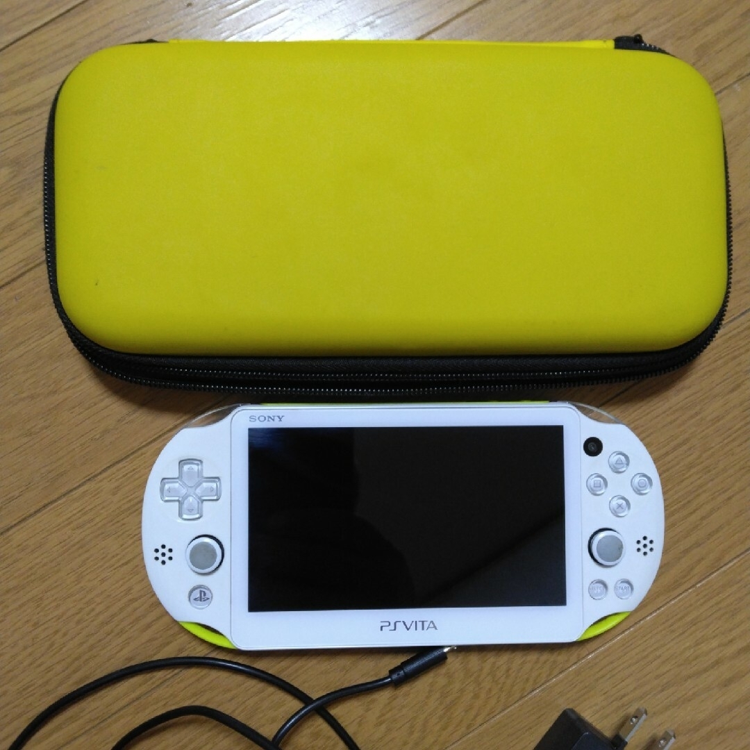 PlayStation Vita(プレイステーションヴィータ)のプレイステーションＶｉｔａ2000 エンタメ/ホビーのゲームソフト/ゲーム機本体(携帯用ゲーム機本体)の商品写真