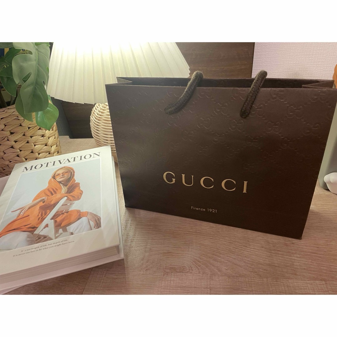 Gucci(グッチ)のグッチ紙袋　ショップバック　紙袋　ブランド紙袋 レディースのバッグ(ショップ袋)の商品写真